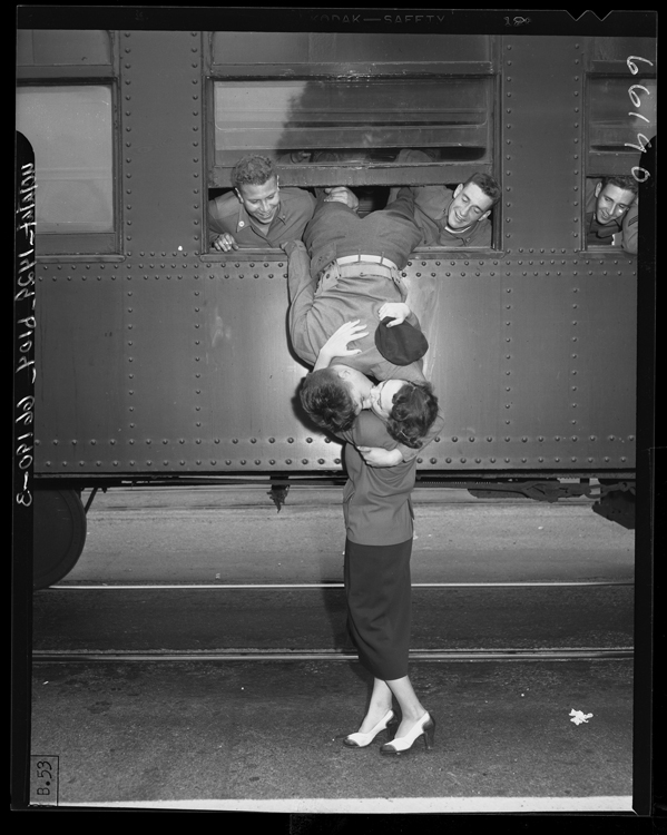 Fotó: A Kaliforniai Nemzeti Gárda egyik tagja búcsúzkodik feleségétől, 1950 © UCLA Library/Los Angeles Times