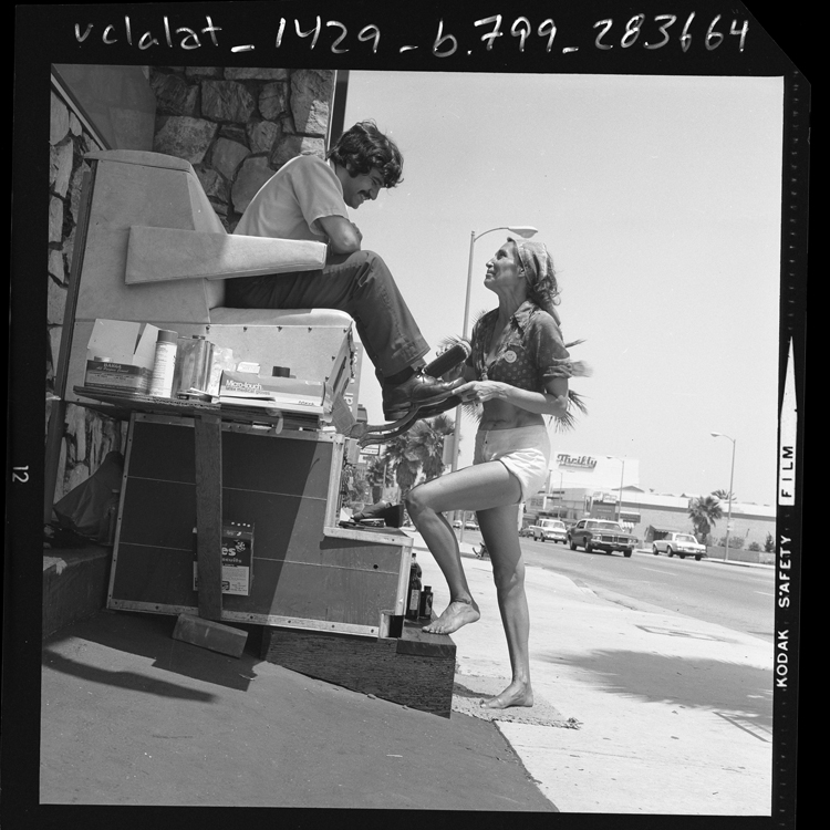 Fotó: Zahrina Machadah, Utcai cipőpucoló, Sunset Boulevard, 1976 © UCLA Library/Los Angeles Times