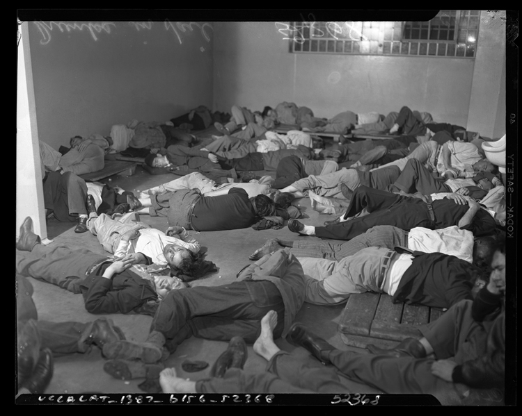 Fotó: Letartóztatott részegek alszanak a rendőrségi fogdában, 1950. karácsony © UCLA Library/Los Angeles Times