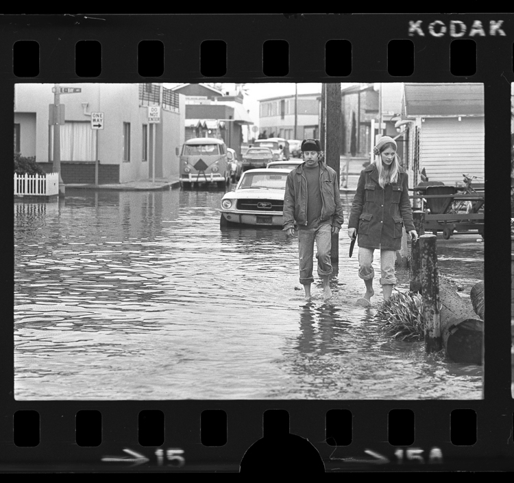 Fotó: Áradás után, Newport Beach, 1974 © UCLA Library/Los Angeles Times