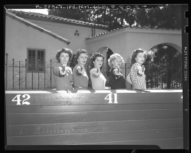 Fotó: Melva Myers, Betty Webster, Norma Johnston, Janet Elvedahl és Betty Hern női kadét fegyverrel pózol Los Angelesben, Kalifornia, 1948 © UCLA Library/Los Angeles Times