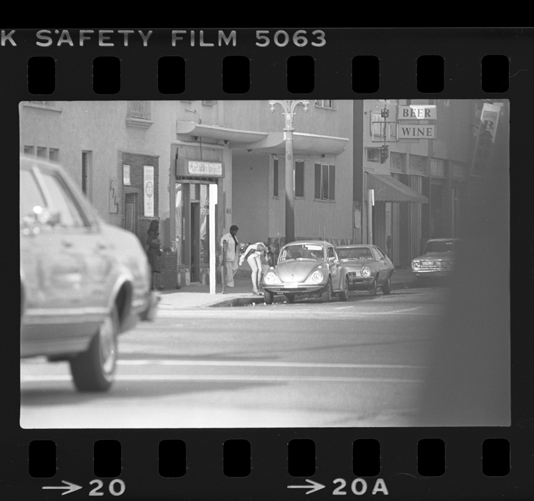 Fotó: Kuncsafttal egyeztető prostituált, Hollywood Blvd. in Hollywood, Calif., 1977 © UCLA Library/Los Angeles Times