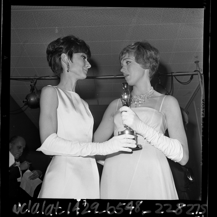 Fotó: Audrey Hepburn és Julie Andrews a Mary Poppinsért kapott Oscar-díjával 1965  © UCLA Library/Los Angeles Times