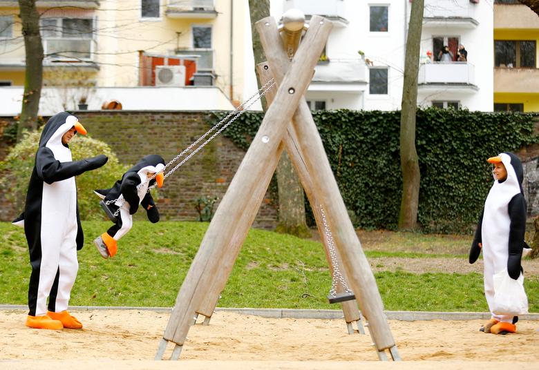 Fotó: Thilo Schmuelgen: Pingvineknek öltözött emberek játszanak egy játszótéren 2019. március 4-én a Rózsák hétfőjén (Rosenmontag) Kölnben. © Reuters / Thilo Schmuelgen