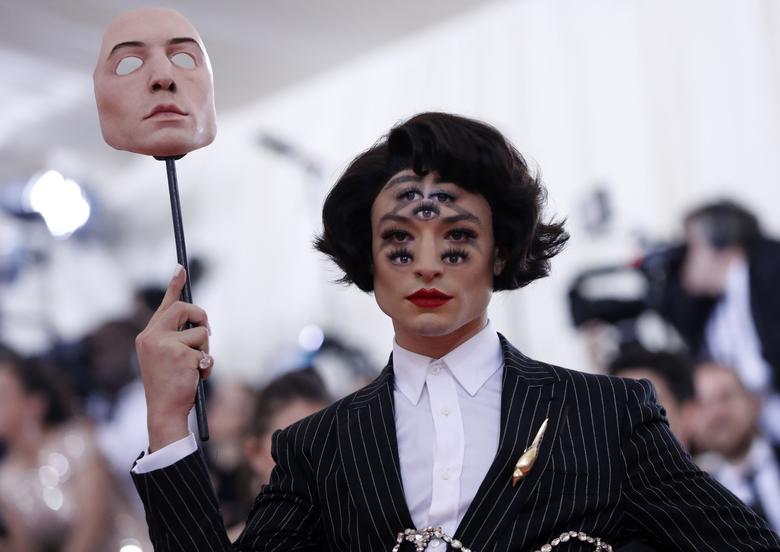 Fotó: Mario Anzuoni: Ezra Miller meghökkentő sminkje a MET-gálán, Metropolitan Museum of Art, Manhattan, 2019. május 6. © Reuters/Mario Anzuoni<br /><br />