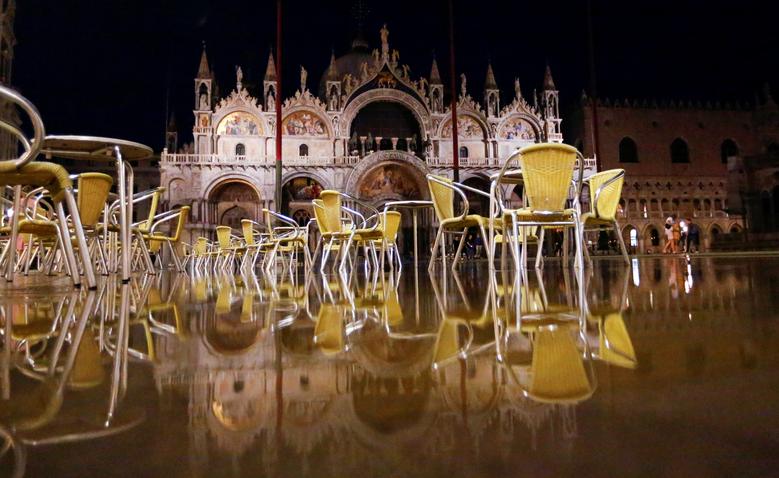 Fotó: A Szent Márk-bazilika tükröződik az elöntött Szent Márk téren Velencében, Olaszország, 2020. június 17. REUTERS / Fabrizio Bensch<br /><br />