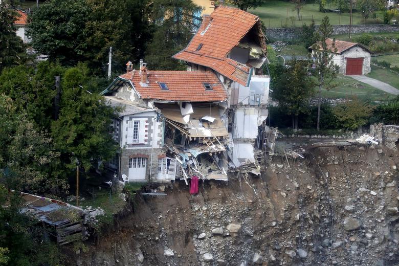 Fotó: Sérült ház látható a dél-franciaországi Saint-Martin-Vesubie-ban, miután az Alex vihar helyenként rekord mennyiségű csapadékot hozott, és súlyos áradásokat okozott, amelyek elsöpörték az utakat és megrongálták az otthonokat. 2020. október 6. REUTERS / Eric Gaillard