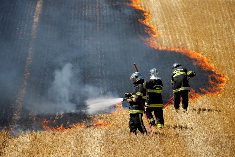 Fotó: Francia tűzoltók oltják a tüzet egy égő búzamezőn a betakarítási időszakban Aubencheul-au-Bac-ban, Franciaországban, 2020. július 21-én. REUTERS / Pascal Rossignol