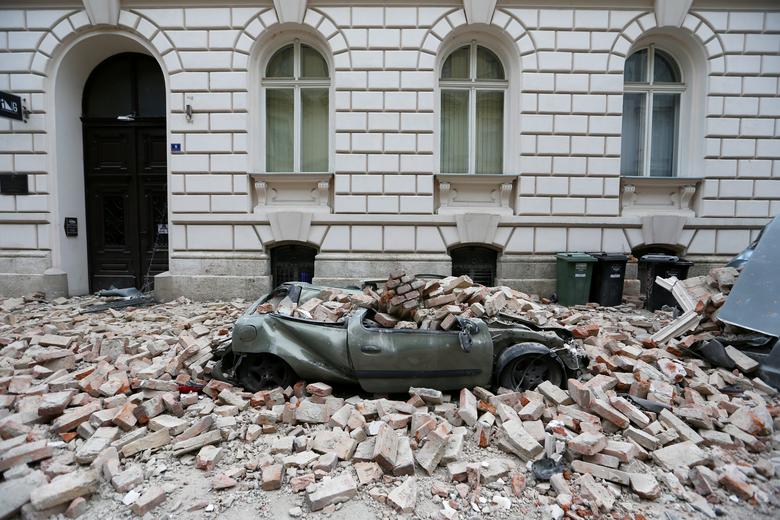 Fotó: Egy földrengést követően megsemmisült autó látható Zágrábban, Horvátországban, 2020. március 22-én. REUTERS / Antonio Bronic
