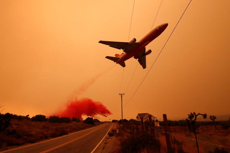 Fotó: Tűzoltás a kaliforniai Juniper Hills közelében, 2020. szeptember 17-én. REUTERS / Mario Anzuoni