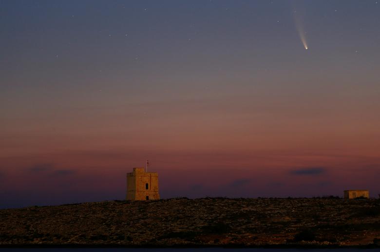 Fotó: A ‘Neowise‘ üstökös látható az égen a Szent Márk-torony mögött, amely egy 17. századi tengerparti erődítmény, a máltai Bahar ic-Caghaq falu közelében, 2020. július 12. REUTERS / Darrin Zammit Lupi