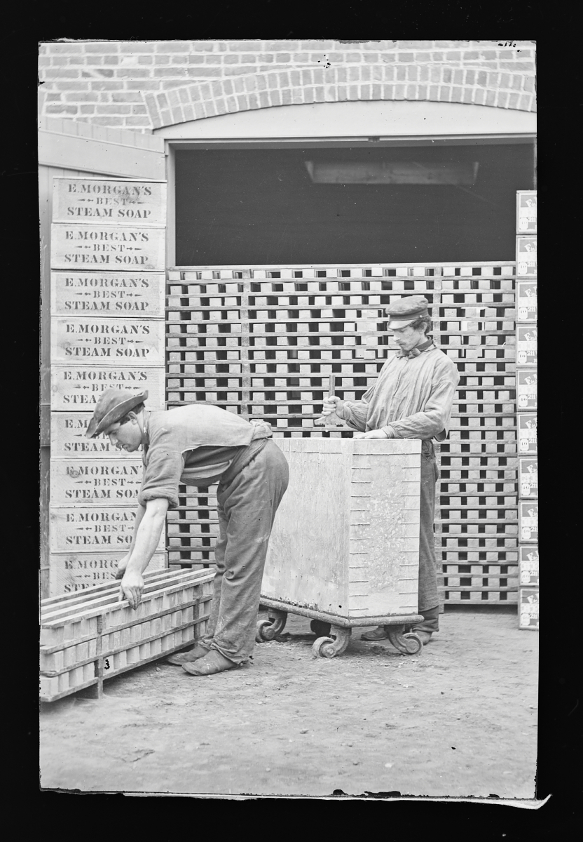 Fotó: Mathew Brady Studio: Szappangyári munkások, 1860-1870 között, kollódiumos üvegnegatív <br />National Portrait Gallery, Smithsonian Institution; Frederick Hill Meserve Collection