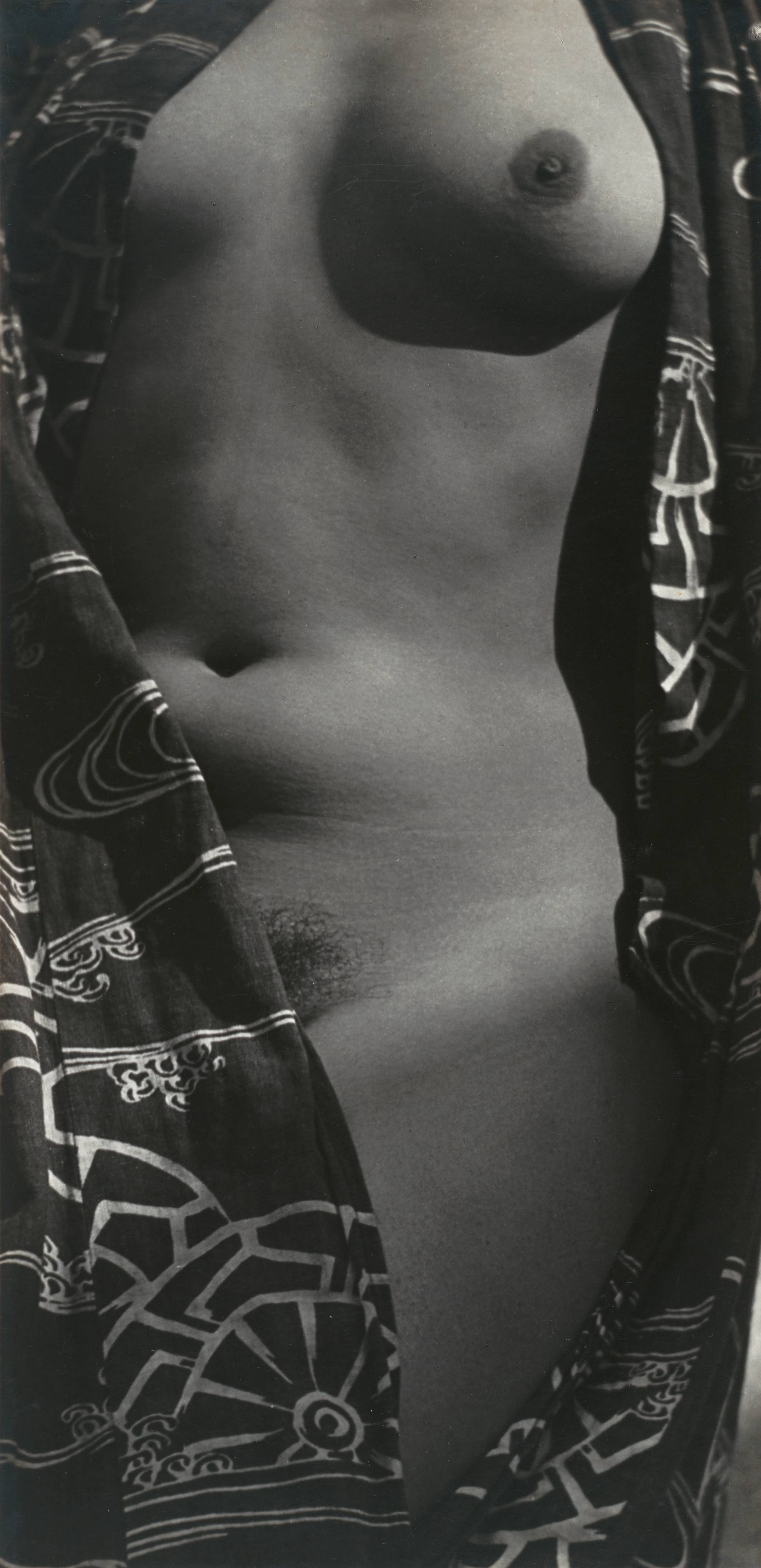 Fotó: Edward Weston: Tina felakt kimonóban, 1924 © Weston Gallery