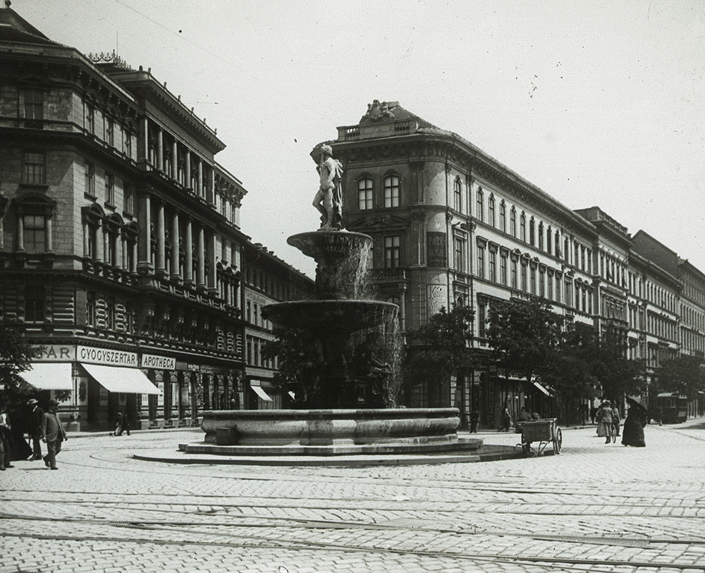 Fotó: Schoch Frigyes: Kálvin tér, Danubius kút. Szemben a Baross utca és az Üllői út torkolata, 1900 k., © Fortepan