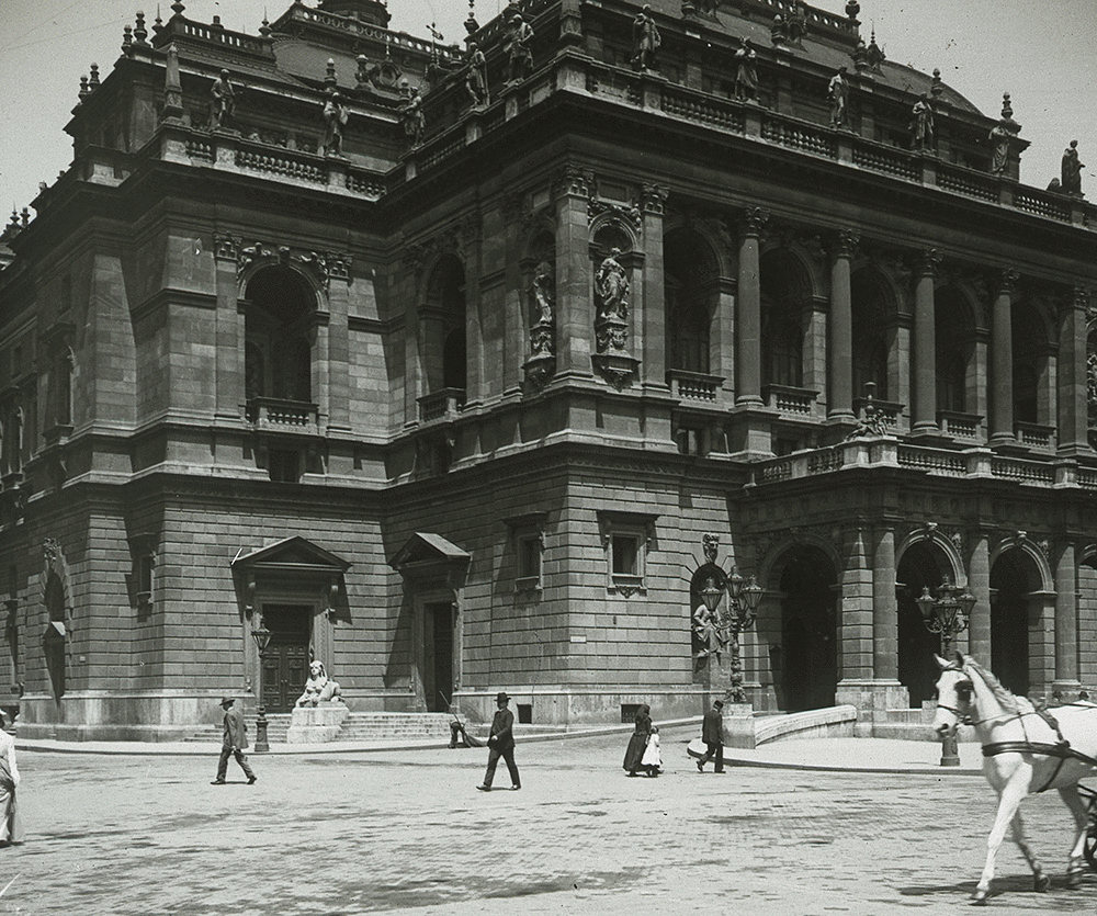 Fotó: Schoch Frigyes: Andrássy út, a Magyar Állami Operaház épülete, 1900 k. © Fortepan