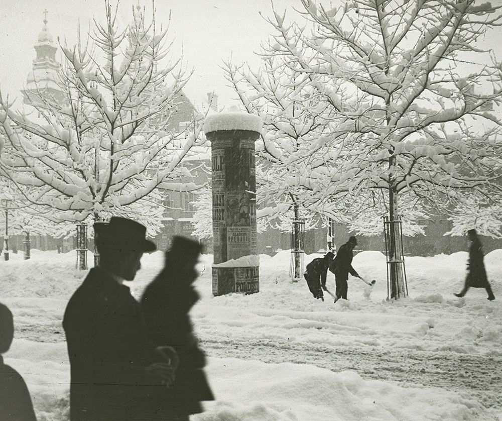 Fotó: Schoch Frigyes: A régi Városház tér. Háttérben a Belvárosi Nagyboldogasszony Főplébánia a Kígyó utca felől nézve, 1907 © Fortepan