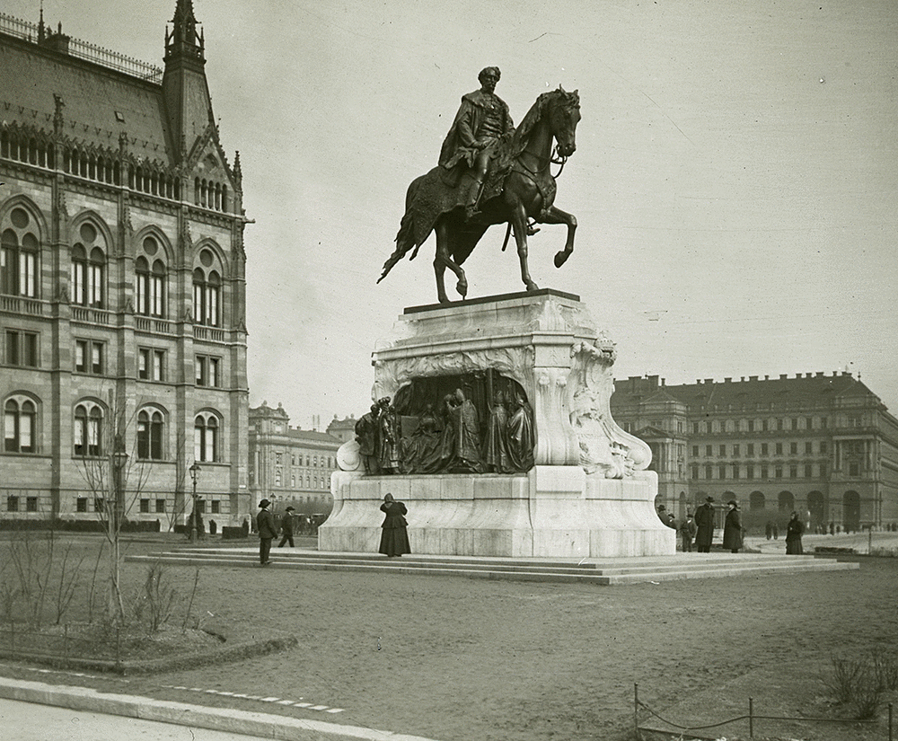 Fotó: Schoch Frigyes: Kossuth Lajos (Országház) tér, gróf Andrássy Gyula szobra a Parlamenttől délre. Háttérben a Földművelésügyi Minisztérium épülete, 1907 © Fortepan