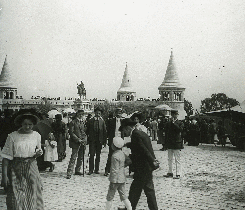 Fotó: Schoch Frigyes: Szentháromság tér, Szent István szobra a Halászbástyánál, 1906 © Fortepan