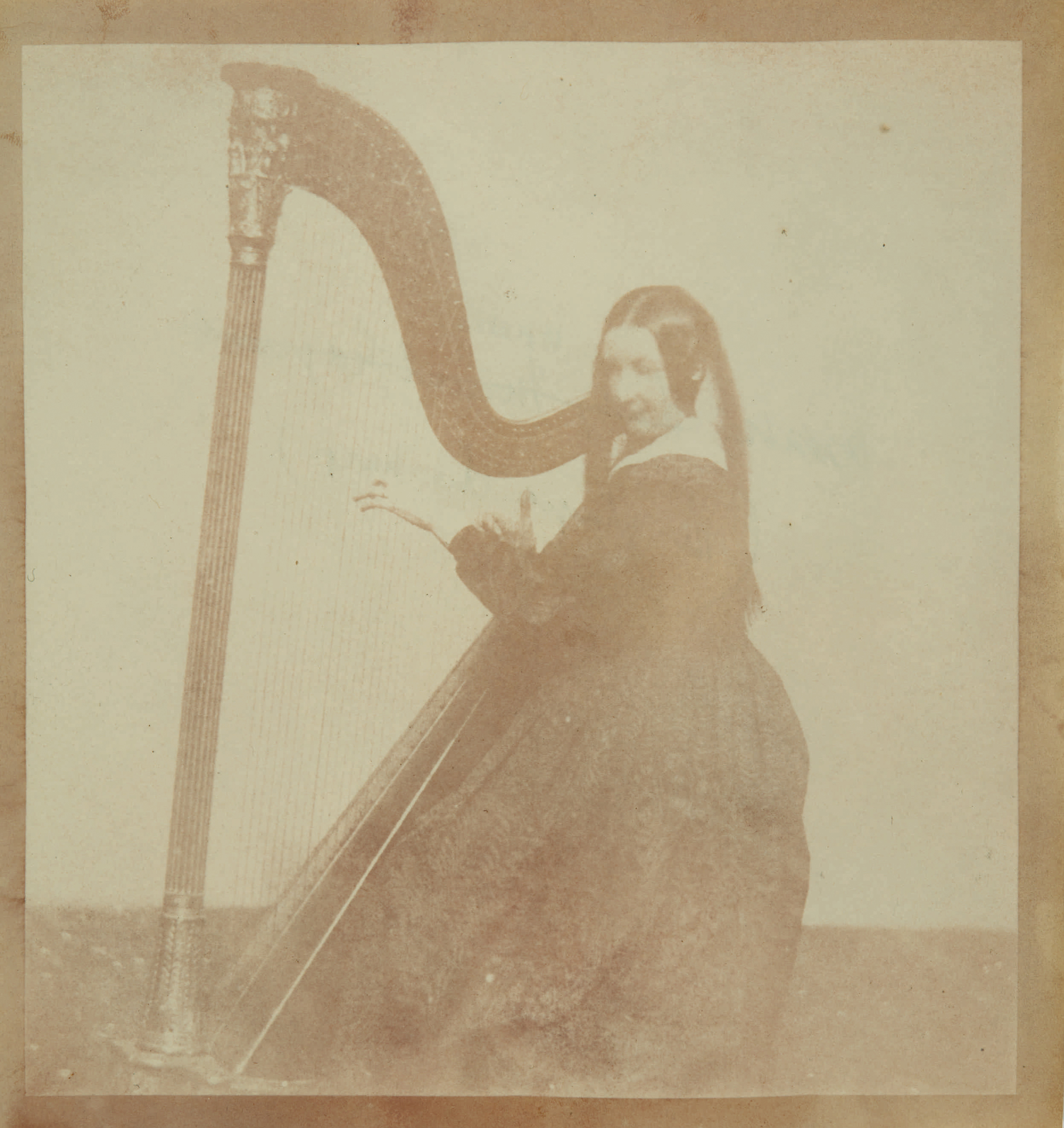 Fotó: William Henry Fox Talbot:<br />Horatia playing Amélina‘s harp (1843)<br />William Henry Fox Talbot Archive<br />Courtesy of Sotheby’s