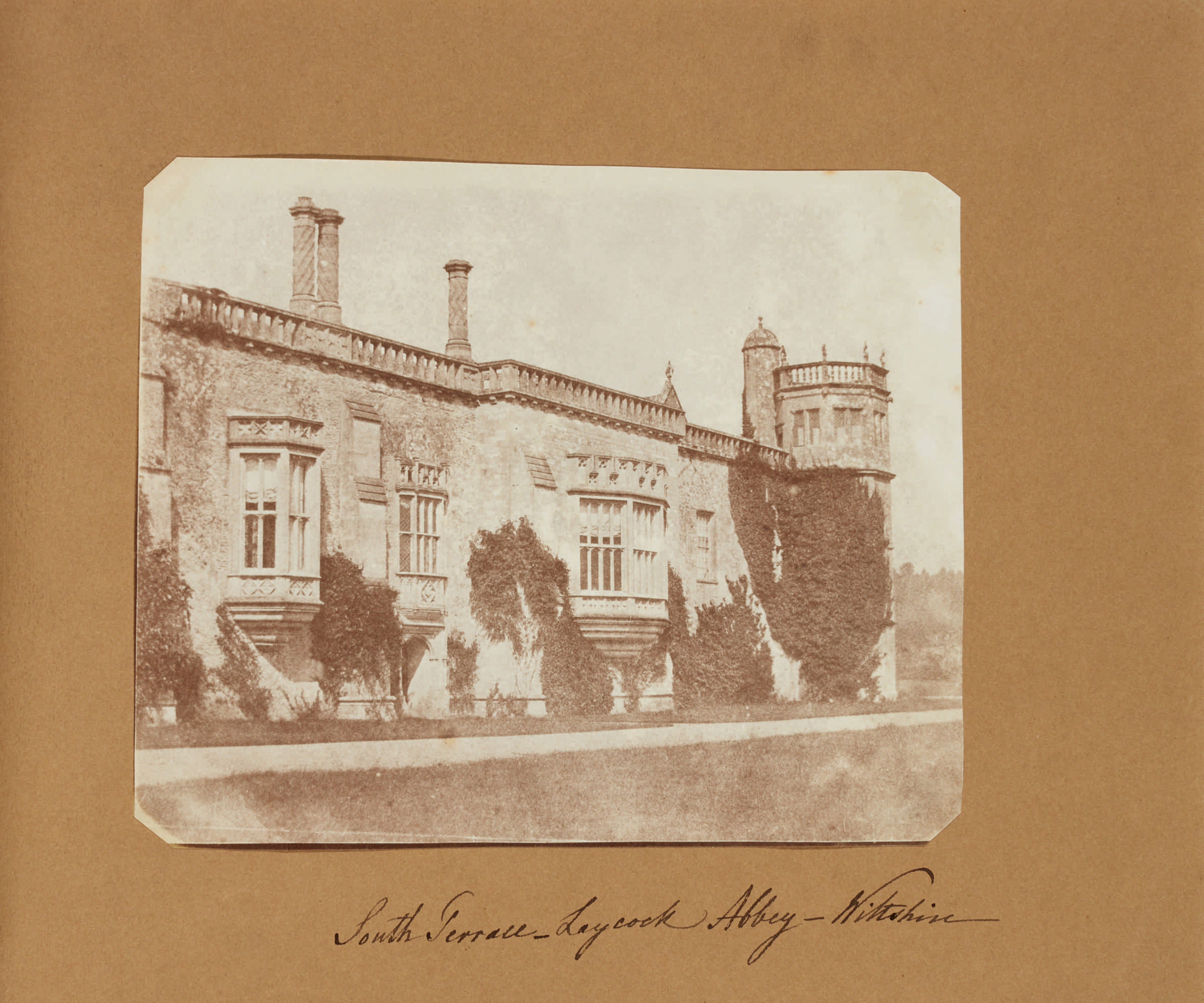 Fotó: William Henry Fox Talbot:<br />South Terrace, Lacock Abbey, Wiltshire<br />William Henry Fox Talbot Archive<br />Courtesy of Sotheby’s