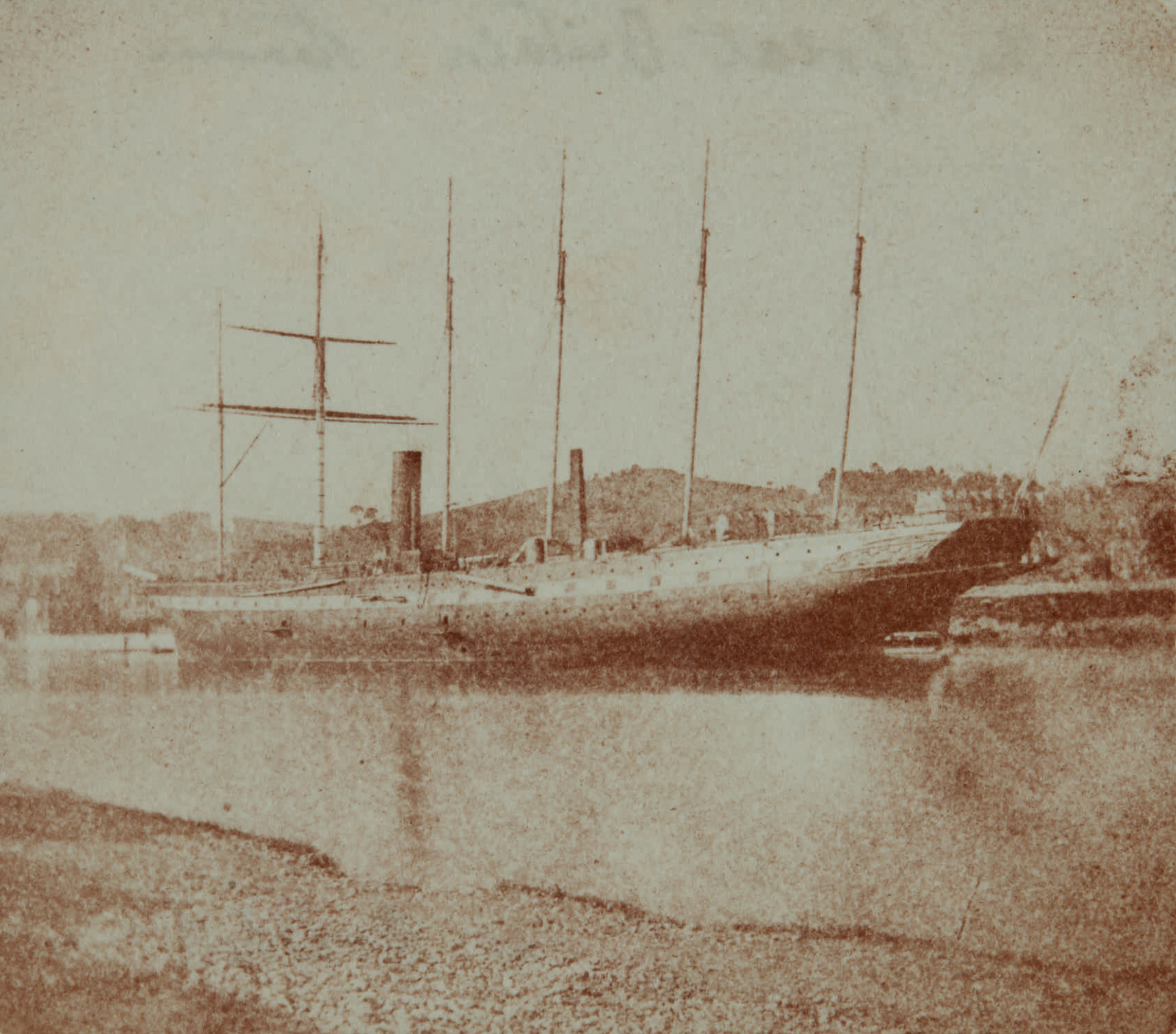 Fotó: William Henry Fox Talbot:<br />The S.S. Great Britain in Dock at low tide, Bristol (1843-45)<br />William Henry Fox Talbot Archive<br />Courtesy of Sotheby’s