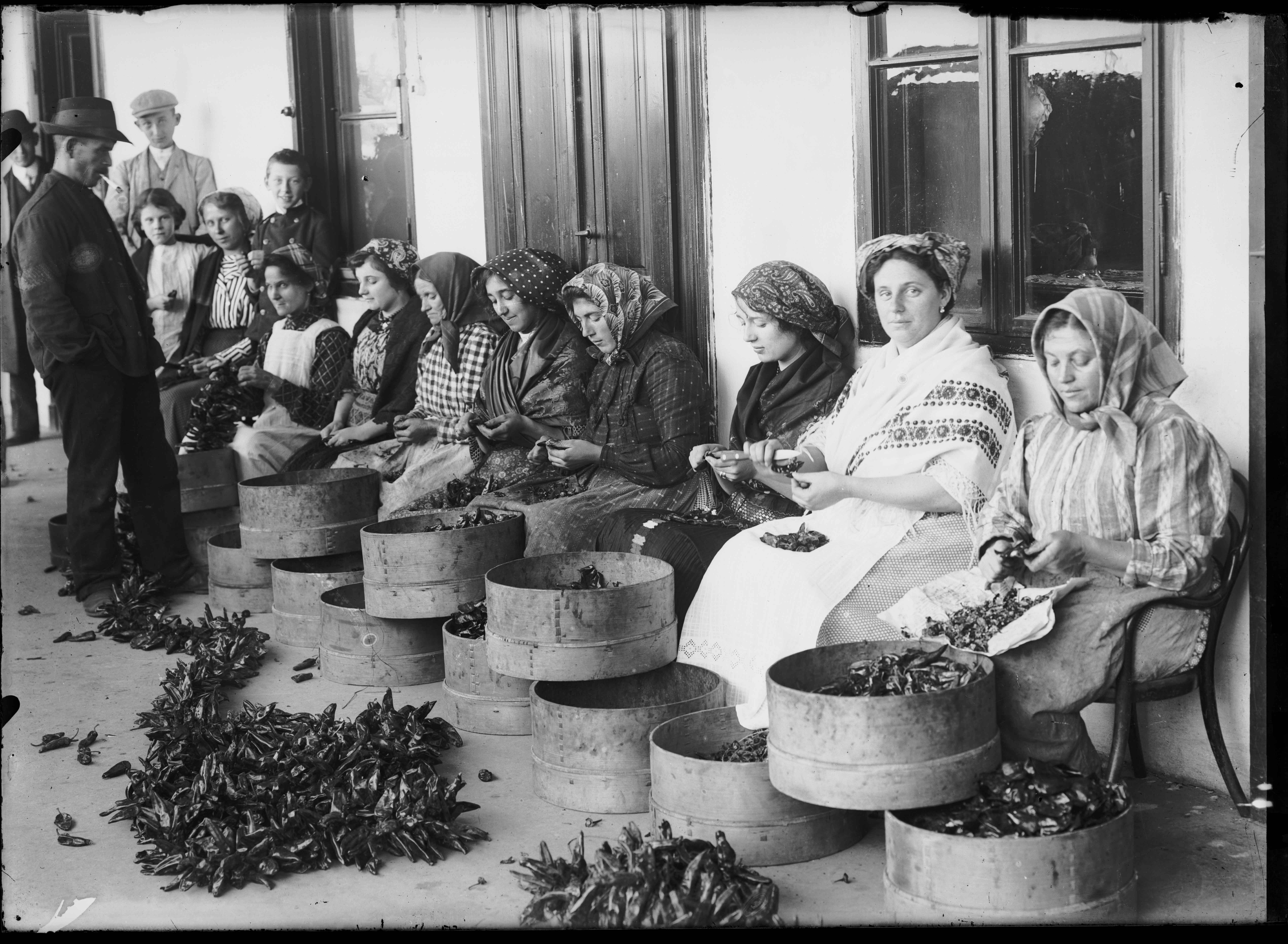 Fotó: Plohn József: Fűszerpaprikát fűző asszonyok © Tornyai János Múzeum gyűjteménye, Hódmezővásárhely
