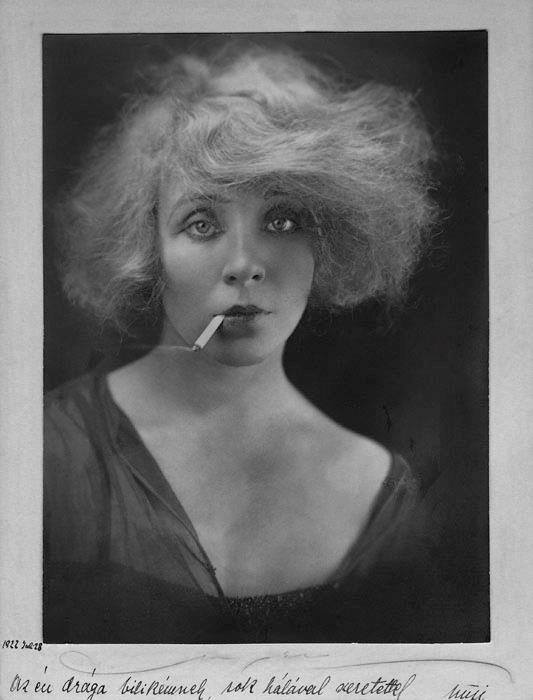 Fotó: Angelo: Somogyi Nusi cigarettával, 1922 © Magyar Fotográfiai Múzeum