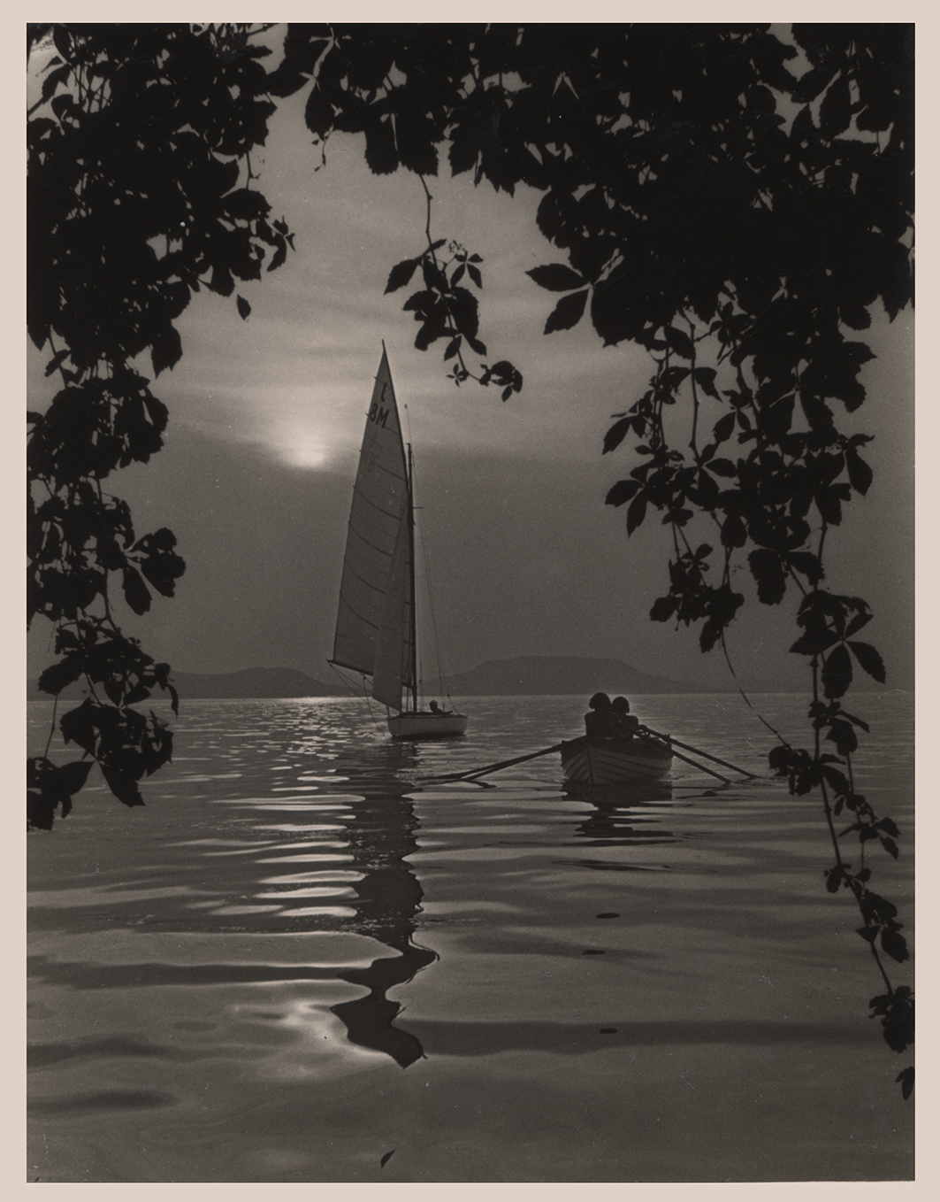 Fotó: Dulovits Jenő: Este a Balatonon. 1941 © Magyar Fotográfiai Múzeum<br /><br />