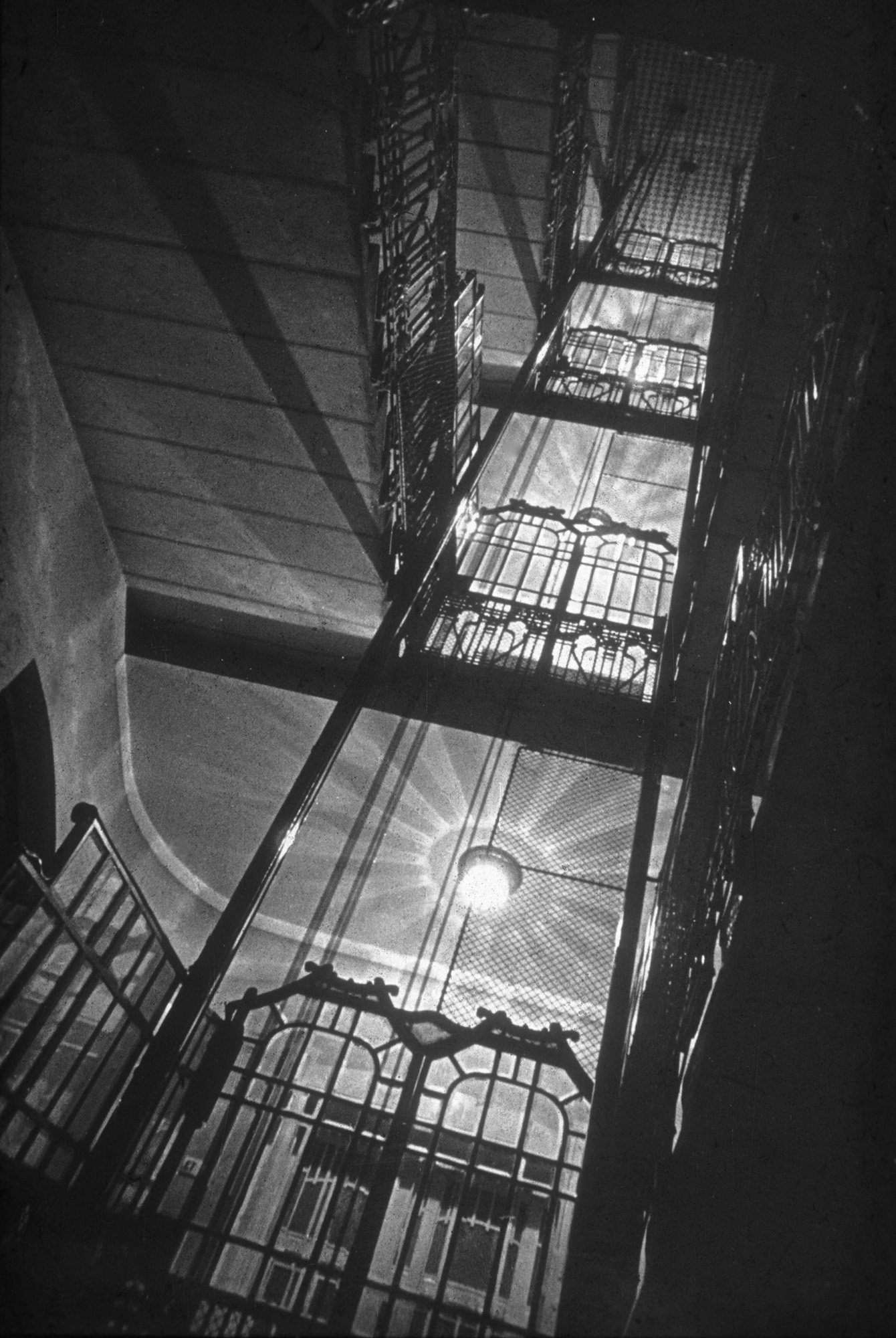 Fotó: Dulovits Jenő: Lépcsőház, Budapesti Fotóklub, Belgrád rkp. 17. © Magyar Fotográfiai Múzeum