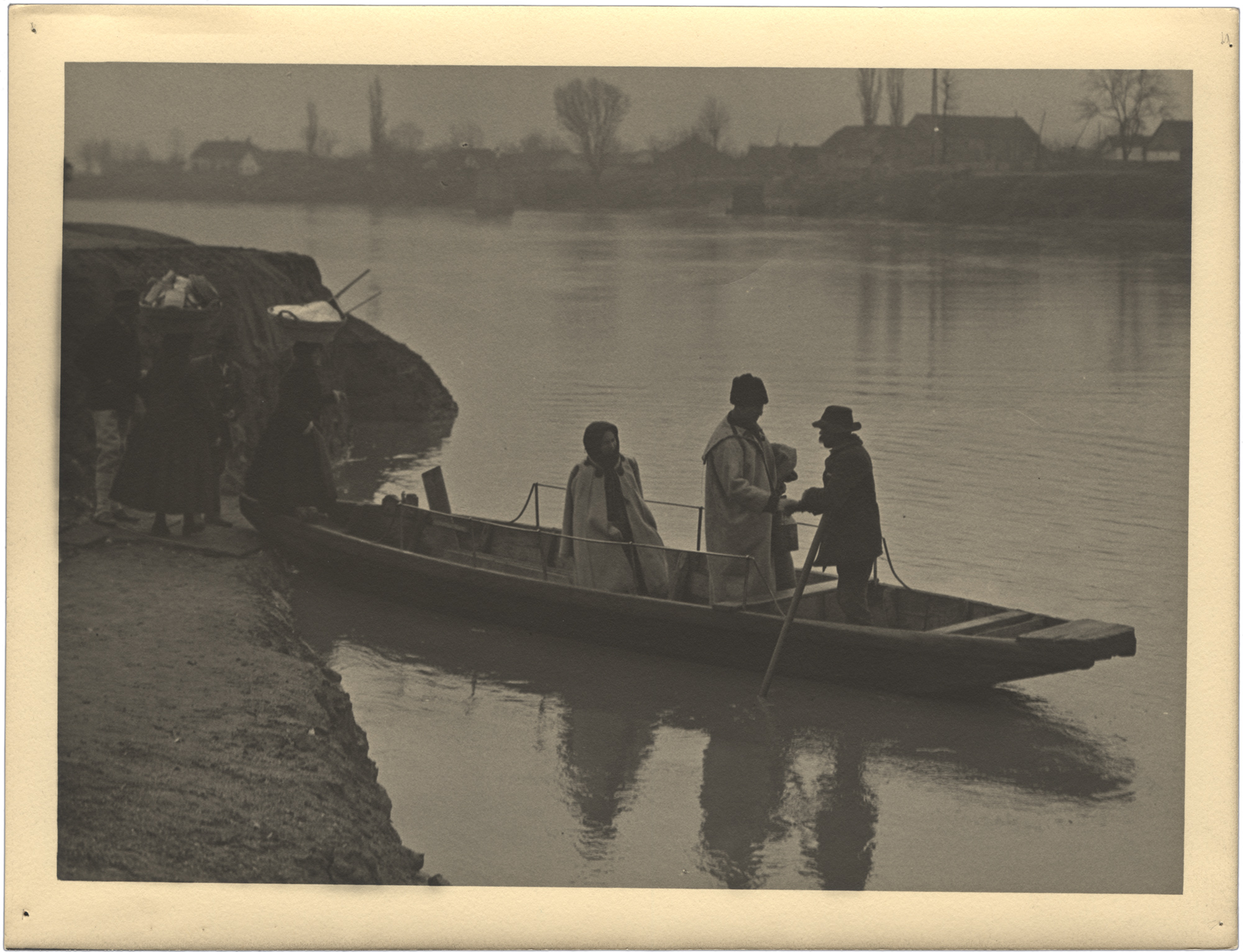 Fotó: Faix Jacques: Révész a folyón, 1920 © Magyar Fotográfiai Múzeum