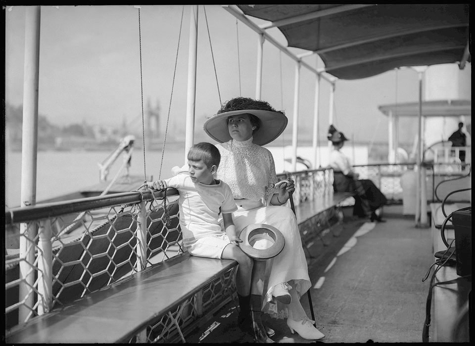 Fotó: Faix Jacques: Felesége és fia hajón, 1910 © Magyar Fotográfiai Múzeum