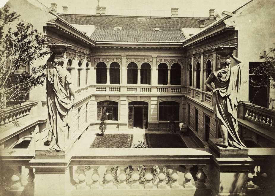 Fotó: Klösz György: Donáti utca 36., a Mechwart-ház udvara. A felvétel 1880-1890 között készült. A kép forrását kérjük így adja meg: Fortepan / Budapest Főváros Levéltára. Levéltári jelzet: HU.BFL.XV.19.d.1.05.134