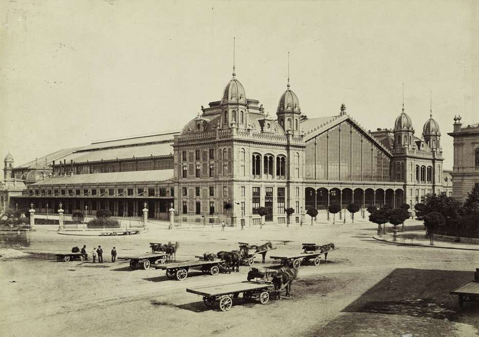 Fotó: Klösz György: Nyugati pályaudvar a Nyugati tér felől nézve. A felvétel 1880-1887 között készült. A kép forrását kérjük így adja meg: Fortepan / Budapest Főváros Levéltára. Levéltári jelzet: HU.BFL.XV.19.d.1.06.025