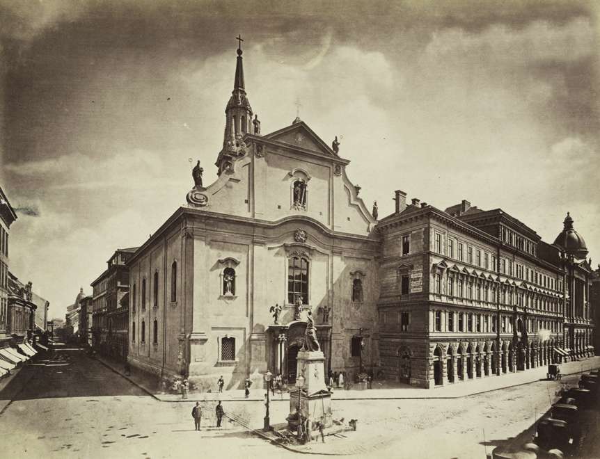 Fotó: Klösz György: Ferenciek tere (Kígyó tér), szemben a Belvárosi Ferences templom. A felvétel 1880-1890 között készült. A kép forrását kérjük így adja meg: Fortepan / Budapest Főváros Levéltára. Levéltári jelzet: HU.BFL.XV.19.d.1.06.046