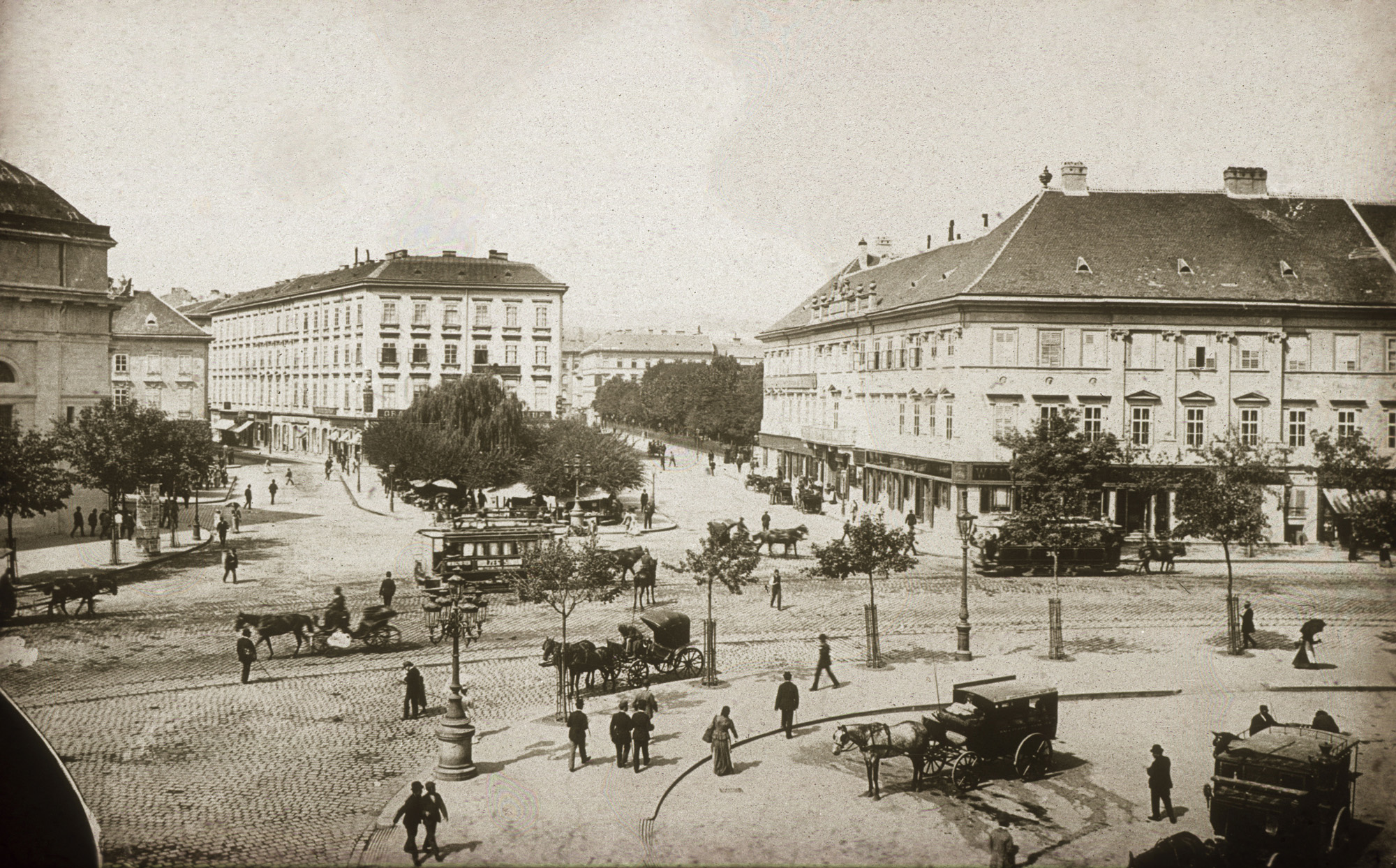 Fotó: Klösz György: Deák Ferenc tér. A felvétel 1892-1895 között készült. A kép forrását kérjük így adja meg: Fortepan / Budapest Főváros Levéltára. Levéltári jelzet: HU.BFL.XV.19.d.1.08.040