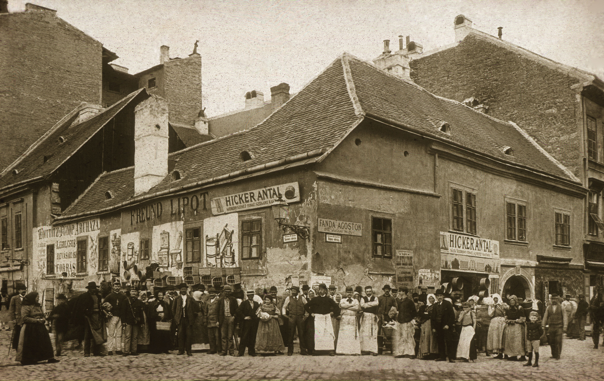 Fotó: Klösz György: Torony u. és Duna u. sarok, 1895 (Kisképző Digitális Fotótár)