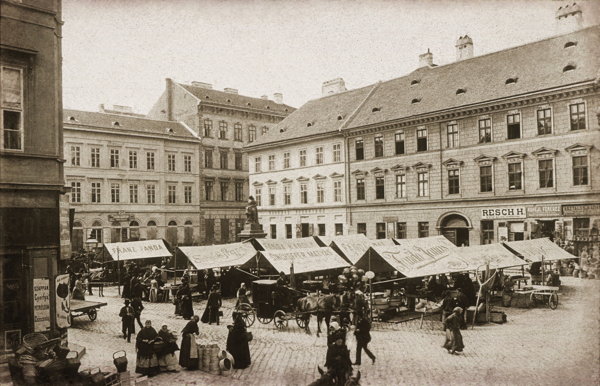 Fotó: Klösz György: Hal tér, 1895 (Kisképző Digitális Fotótár)