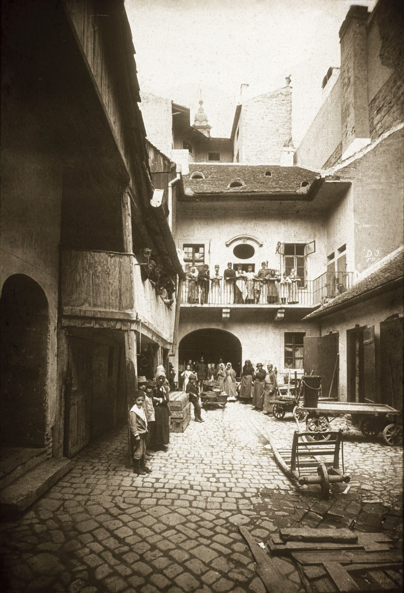 Fotó: Klösz György: Udvar a belvárosban, Torony u. és Duna u. sarok, 1890 körül (Kisképző Digitális Fotótár)