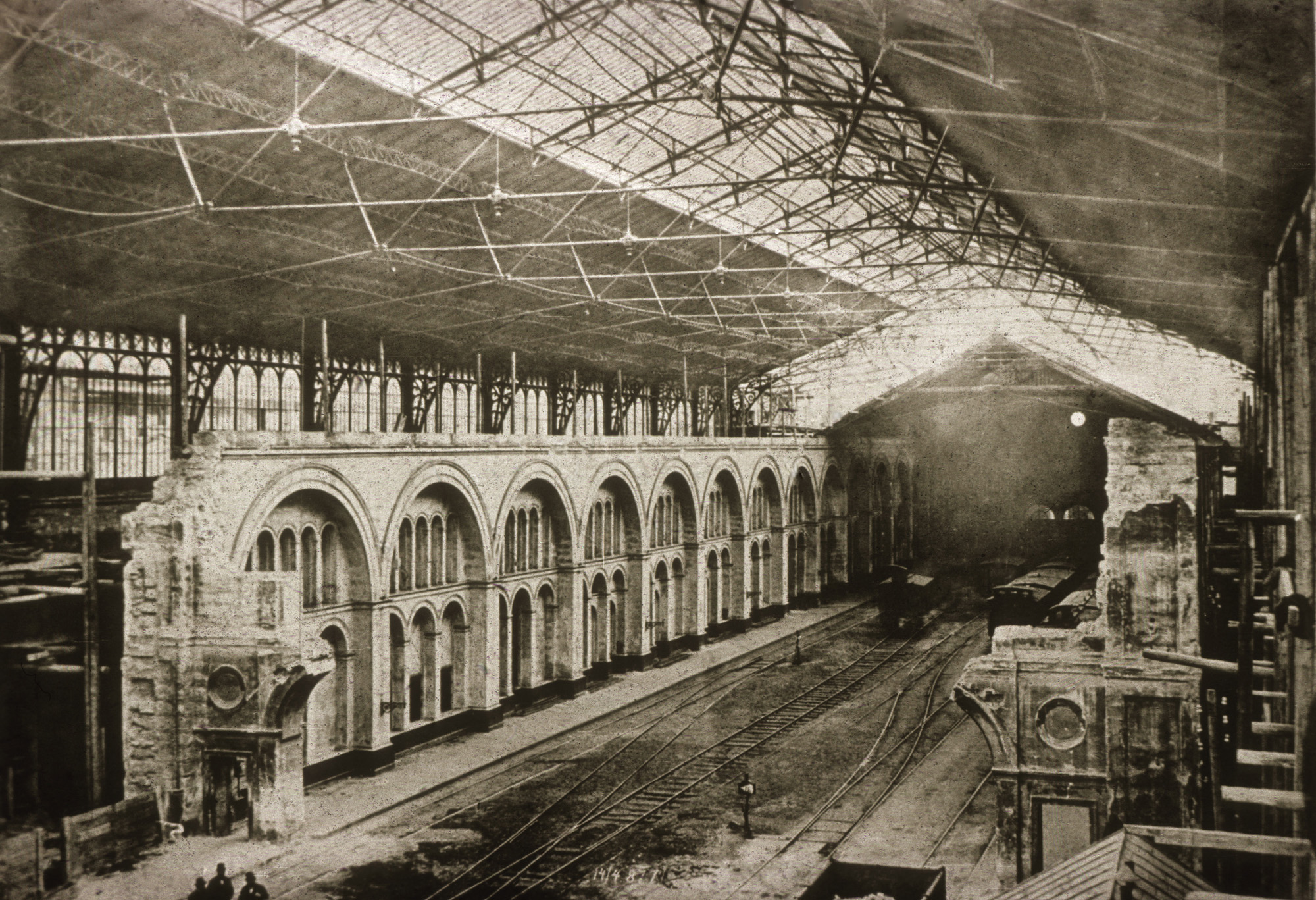 Fotó: Klösz György: A Nyugati pályaudvar építése, 1877 (Kisképző Digitális Fotótár)