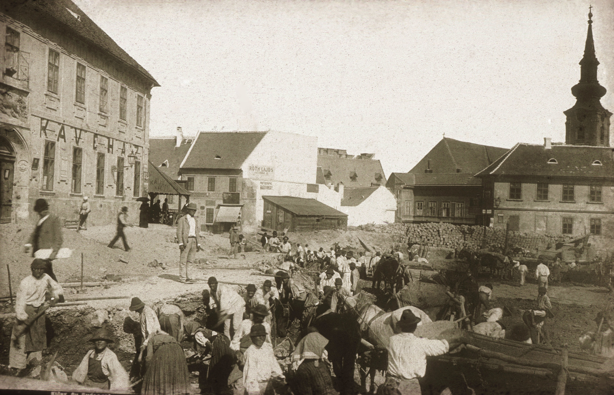 Fotó: Klösz György: Szarvas tér szabályozása, 1894 (Kisképző Digitális Fotótár)