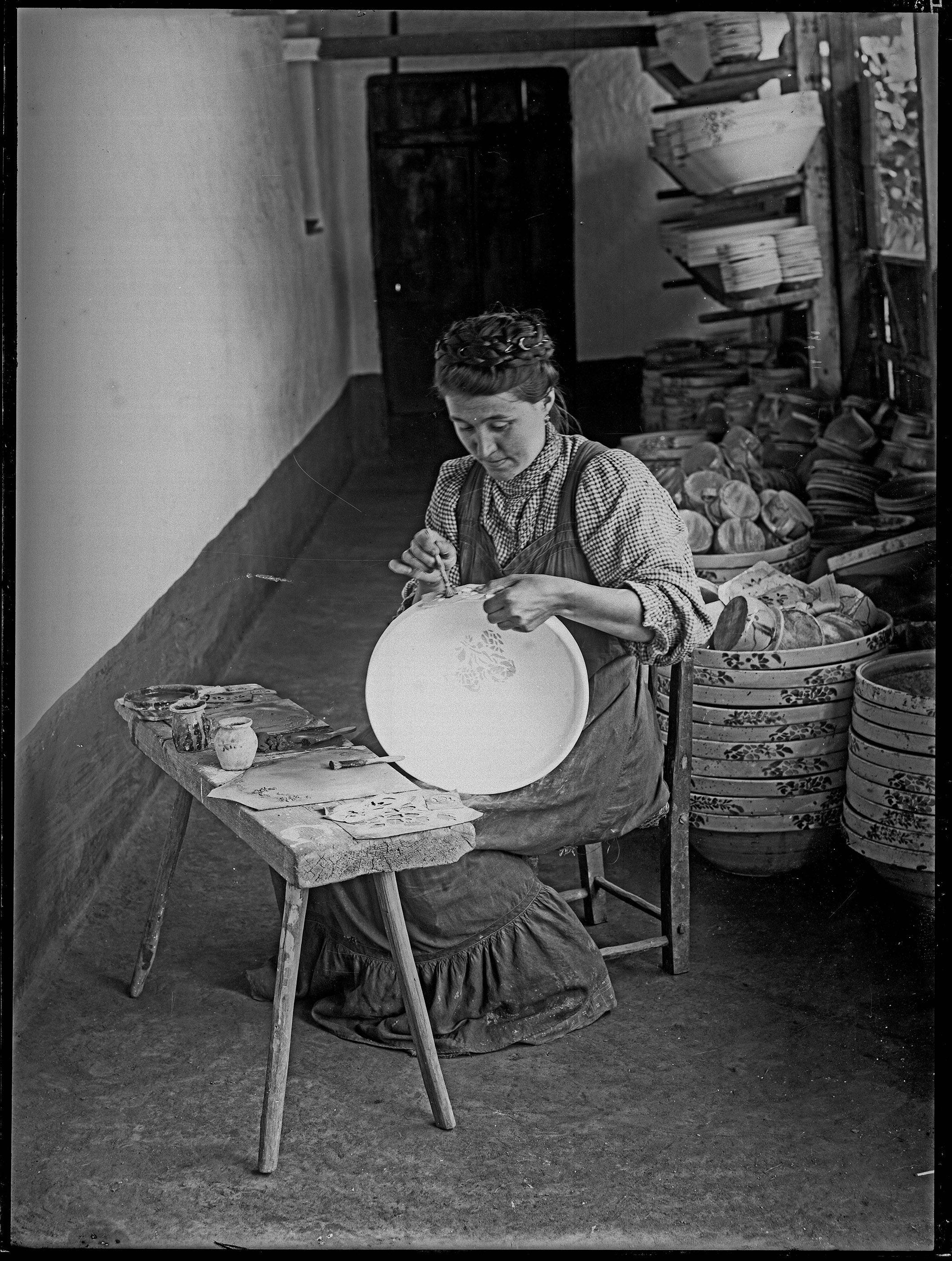 Fotó: Plohn József: Tálat írókázó nő. © Tornyai János Múzeum gyűjteménye, Hódmezővásárhely 