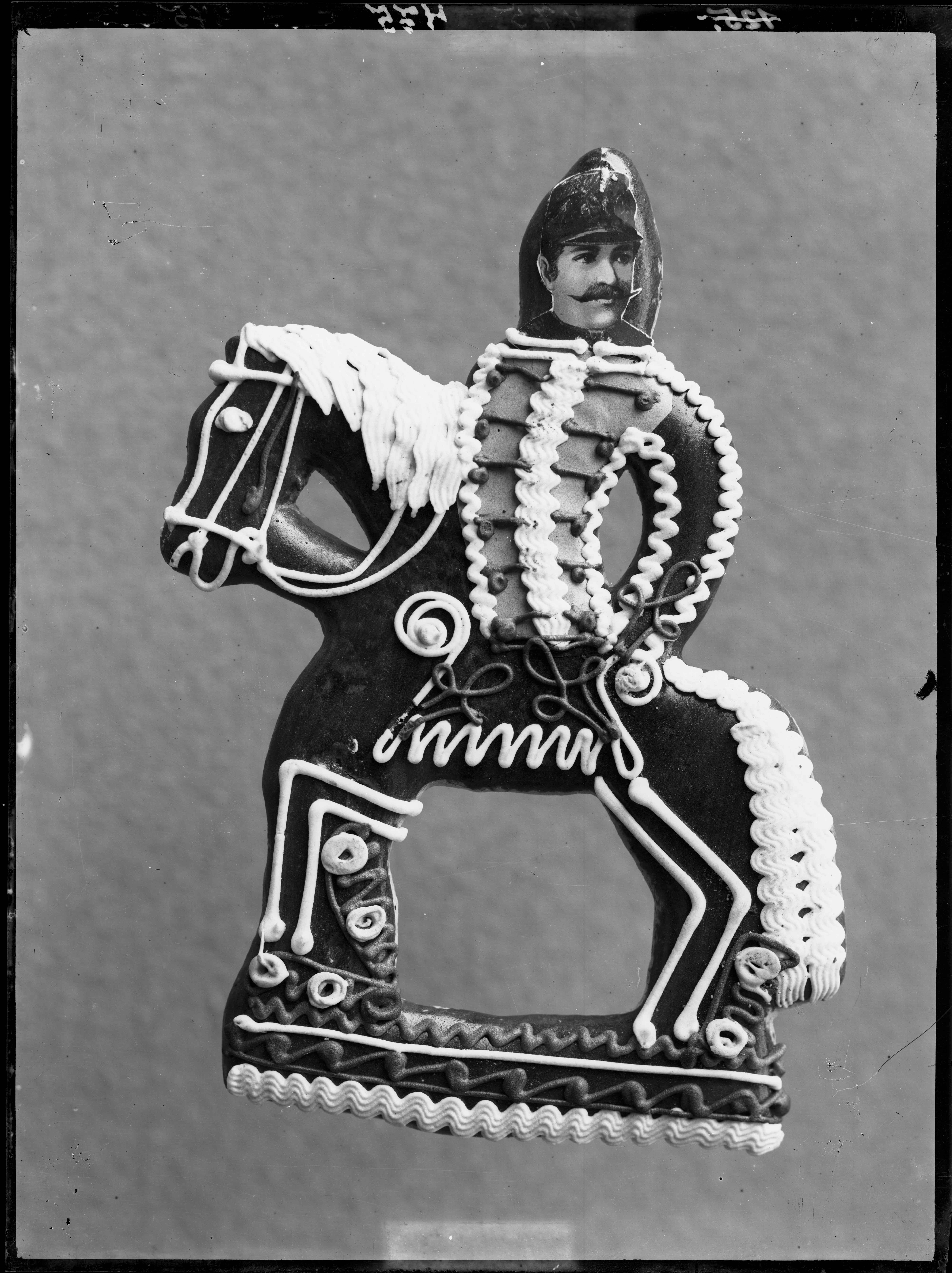 Fotó: Plohn József: Huszáralakú mézeskalács-figura, katonaportréval. © Tornyai János Múzeum gyűjteménye, Hódmezővásárhely 