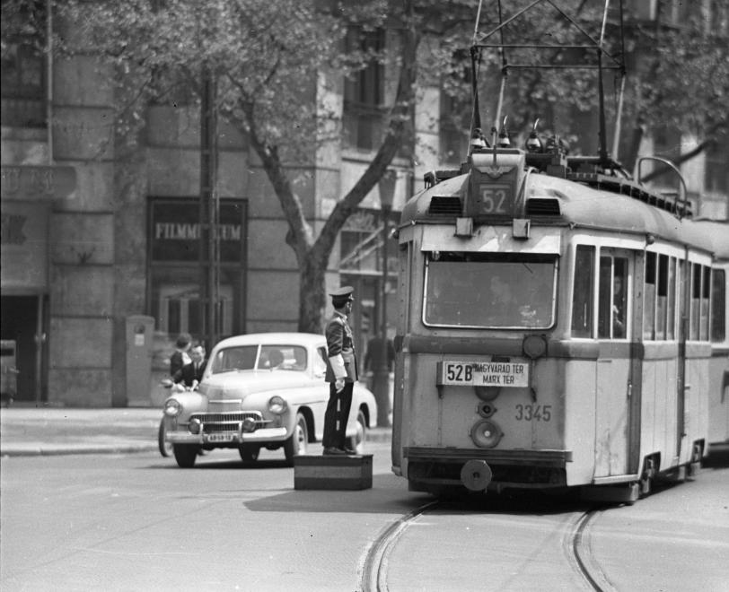 Fotó: Urbán Tamás: 1965. Magyarország, Budapest VII. Károly (Tanács) körút, a Dohány utcai saroknál © fortepan.hu