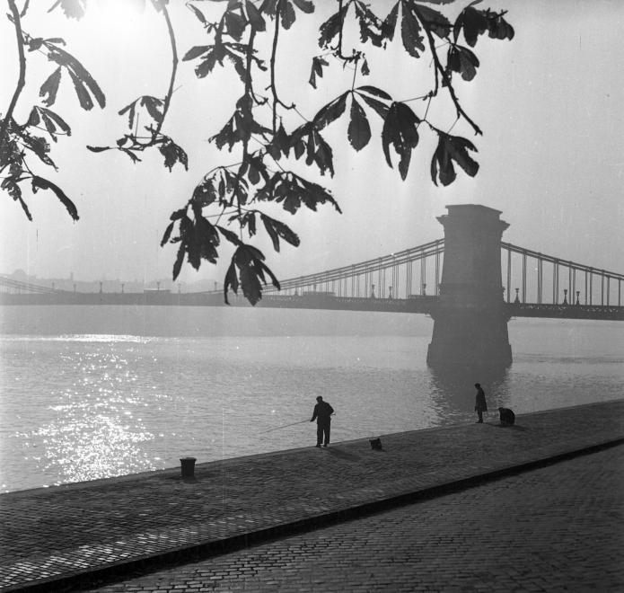 Fotó: Urbán Tamás: 1970. Magyarország, Budapest I. Bem rakpart, szemben a Széchenyi Lánchíd © fortepan.hu