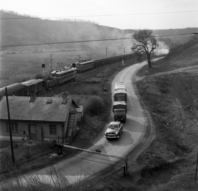 Fotó: Urbán Tamás: 1971. Magyarország, Isaszeg Rákóczi úti sorompó © fortepan.hu