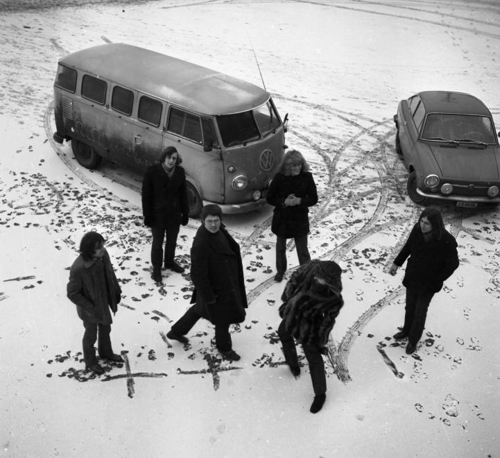 Fotó: Urbán Tamás: 1970. Magyarország, Budapest XIV. Hősök tere, Omega együttes: Molnár György, Mihály Tamás, Benkő László, Kóbor János, Presser Gábor, Laux József © fortepan.hu