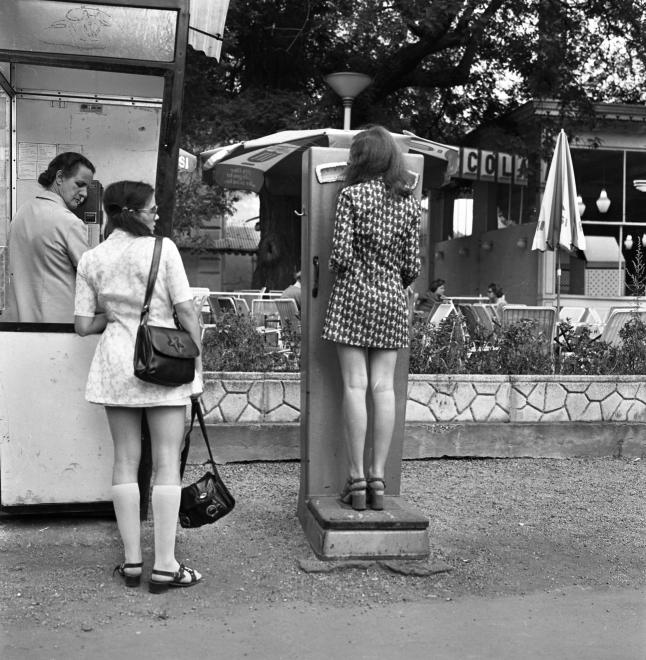 Fotó: Urbán Tamás: 1972. Magyarország, Budapest, Margitsziget telefonfülke és személymérleg a Casino terasza előtt © fortepan.hu