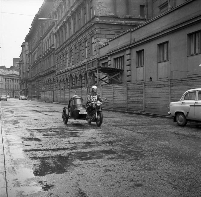 Fotó: Urbán Tamás: 1965. Magyarország, Budapest V. Városház utca, a Szervita (Martinelli) tér felől a Pesti Vármegyeháza felé nézve © fortepan.hu