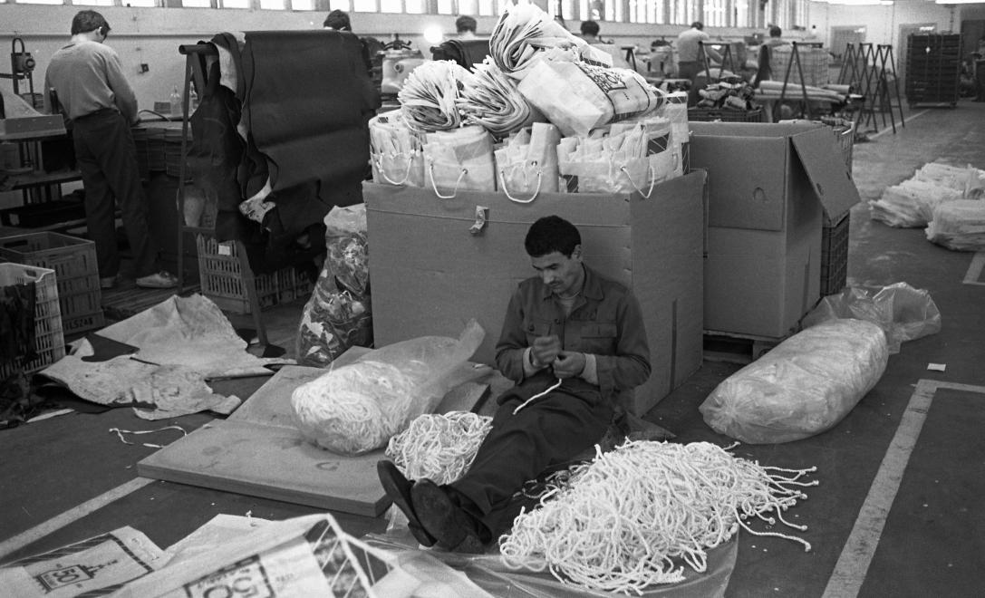 Fotó: Urbán Tamás: Márianosztrai Fegyház és Börtön, szatyorkészítő üzem,  1987 © Fortepan/Urbán Tamás