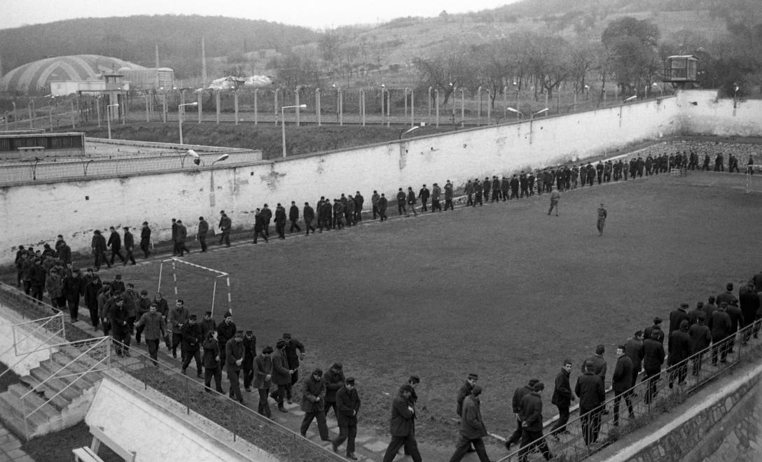 Fotó: Urbán Tamás: Márianosztrai Fegyház és Börtön sétaudvara, 1987 © Fortepan/Urbán Tamás